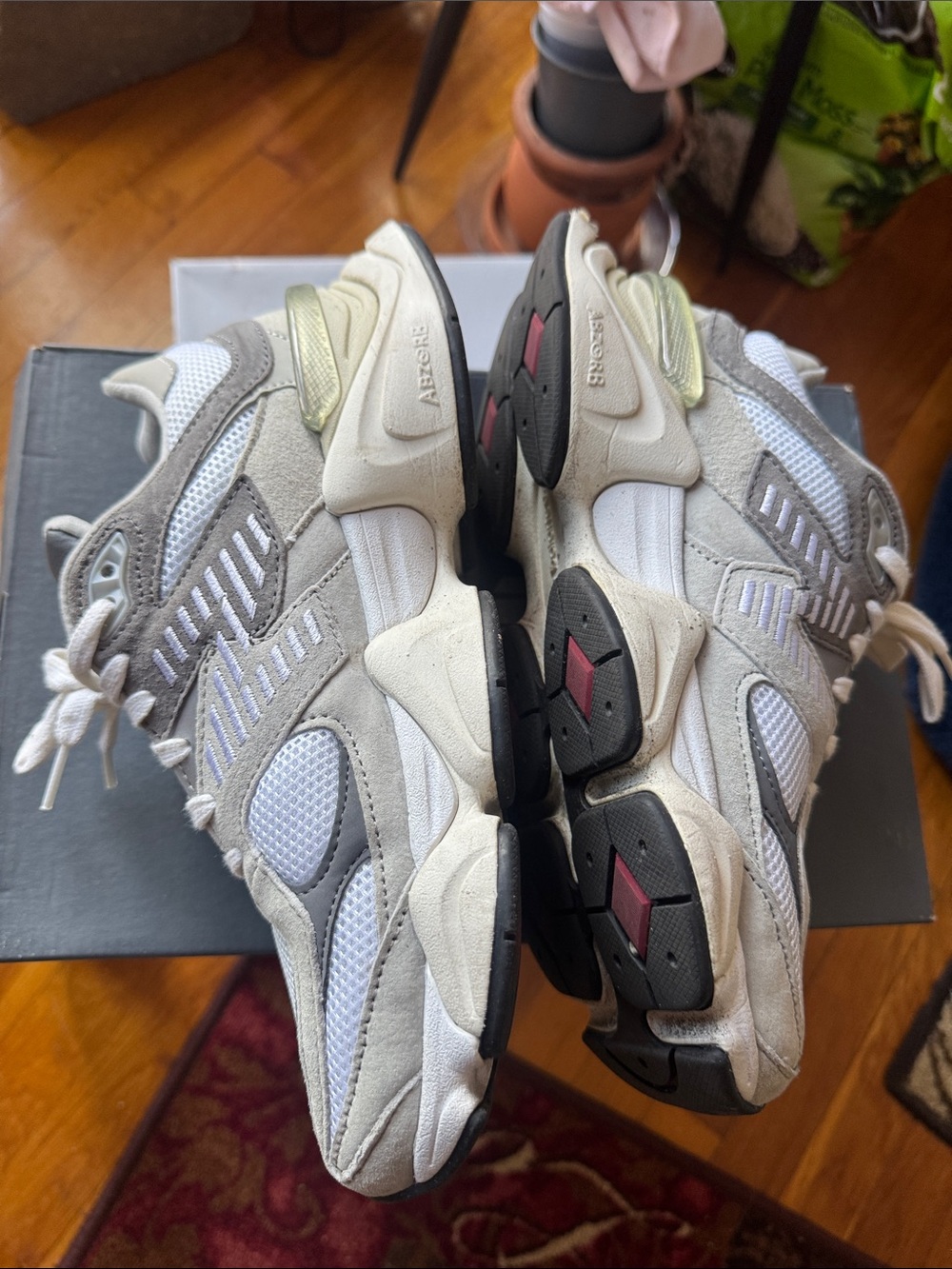 New Balance Women’s Grey & White 9060 size 9.5 - Picture 5 of 7